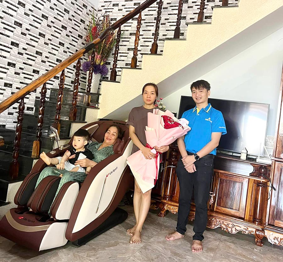 Nhân viên của Lifesport giao ghế massage cho khách hàng