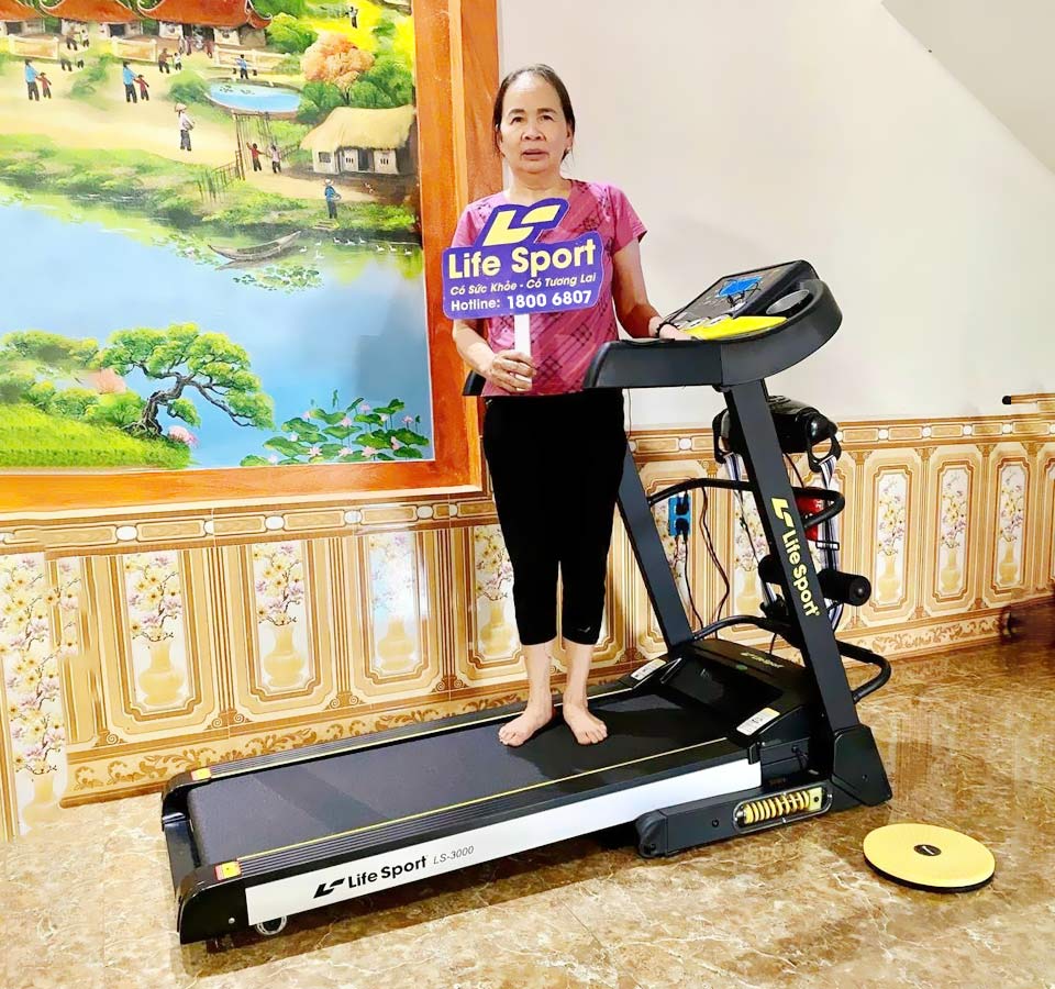 giao-may-chay-bo-lifesport-ls-3000-cho-co-loan-o-tp-ho-chi-minh