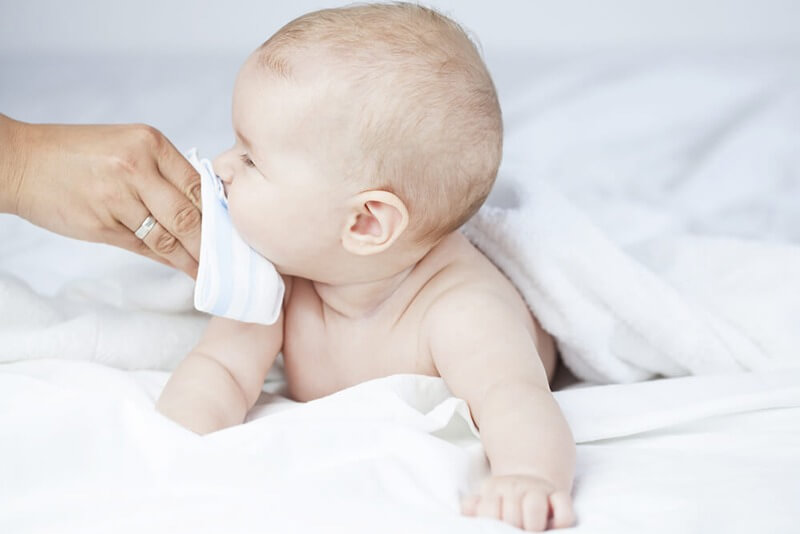 Massage Cho Bé Bằng Dầu Tràm