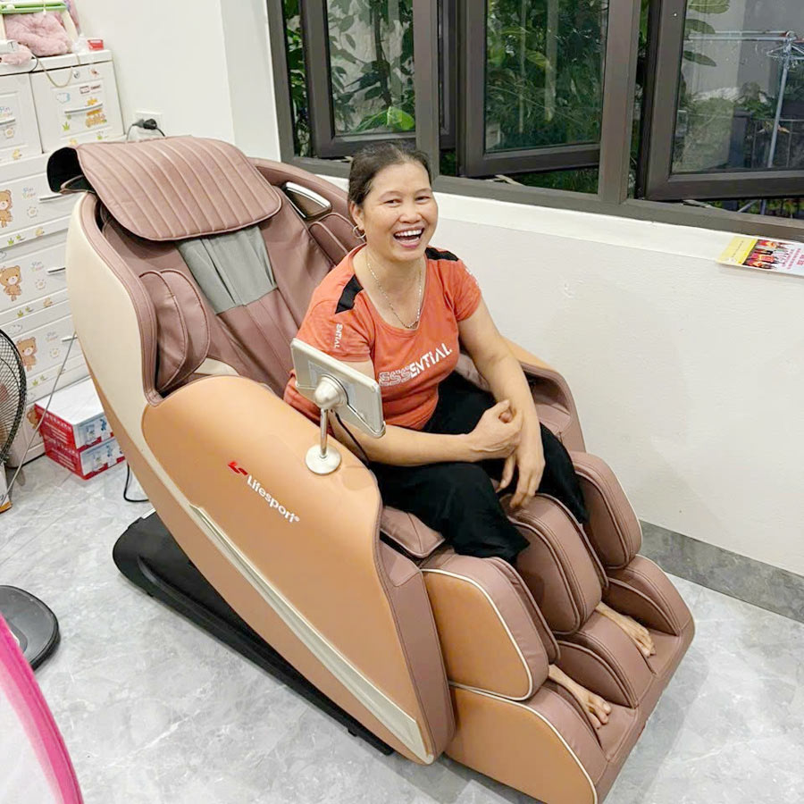 Hình ảnh khách hàng khi sử dụng ghế massage LS-299 Plus