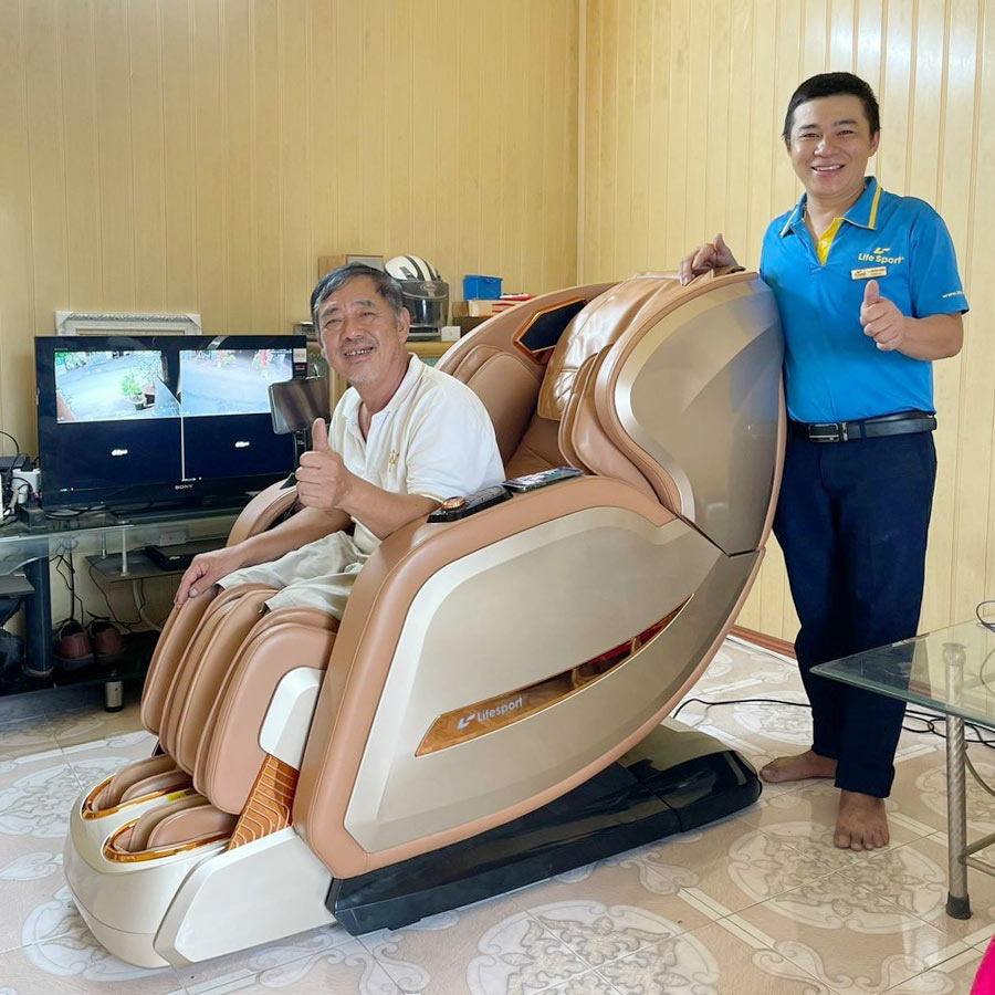 Giao ghế massage Lifesport LS-799 đến cho chú Hồng