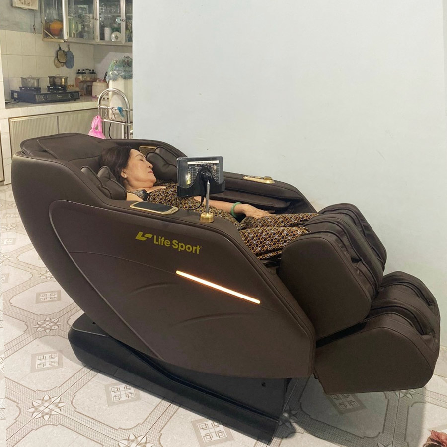 Ghế massage Lifesport LS-369 tại nhà cô Nga ở Hồ Chí Minh