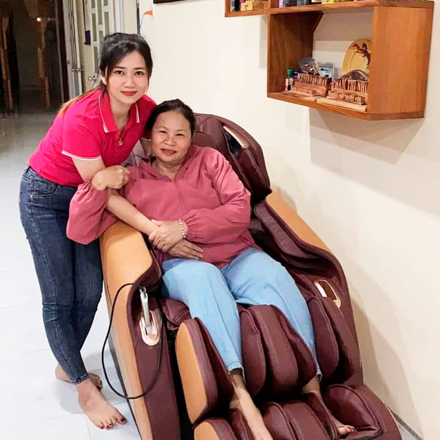 cô Na mua ghế massage LS-299