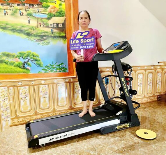 giao-may-chay-bo-lifesport-ls-3000-cho-co-loan-o-tp-ho-chi-minh
